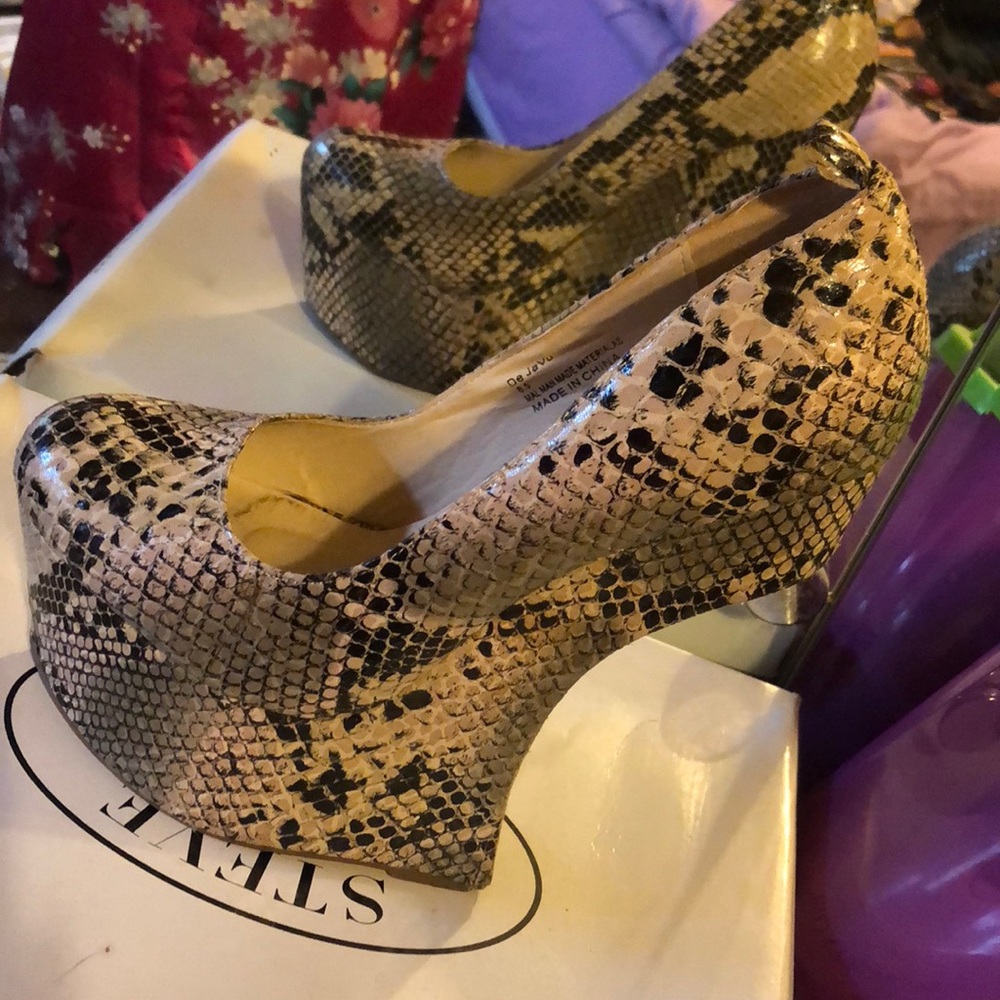 FAUX SNAKESKIN LADY GAGA HEELS.